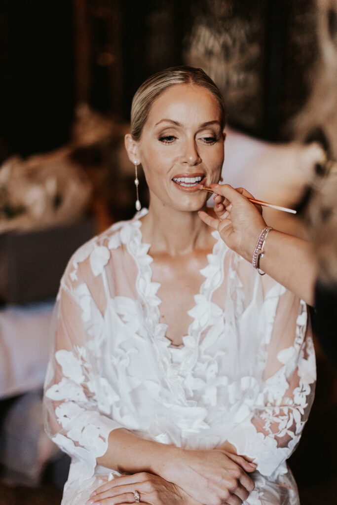 How to choose the right wedding lipstick 